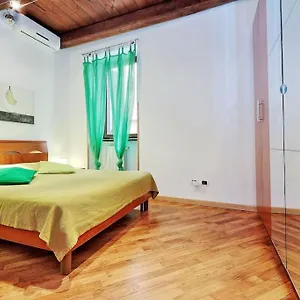 https://the-red-apartment.it-romehotels.com